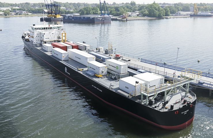 Hydrogen fuel cells power Future Proof Shipping’s zero-emission barges between Rotterdam and Duisburg