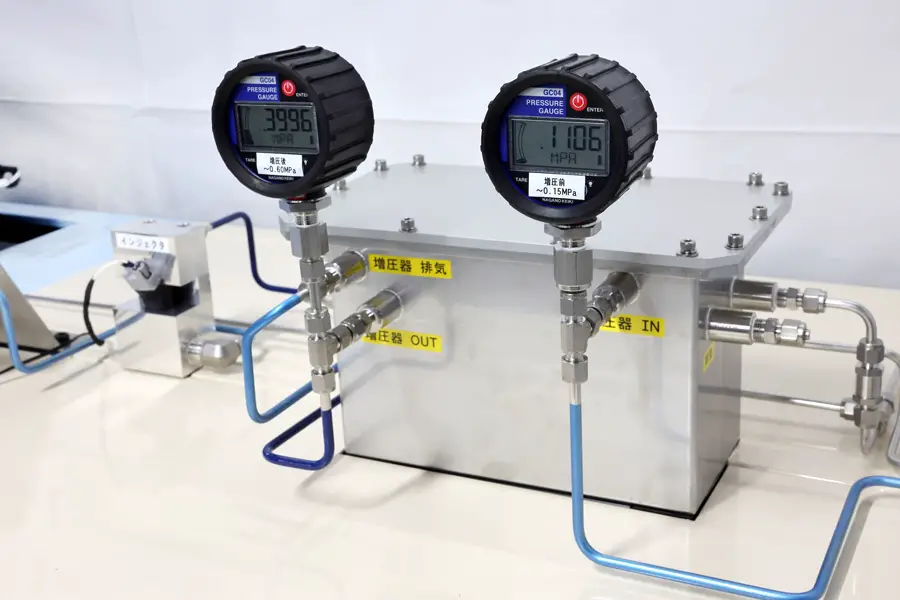 Self-pressurizer for increasing the pressure of boil-off gas