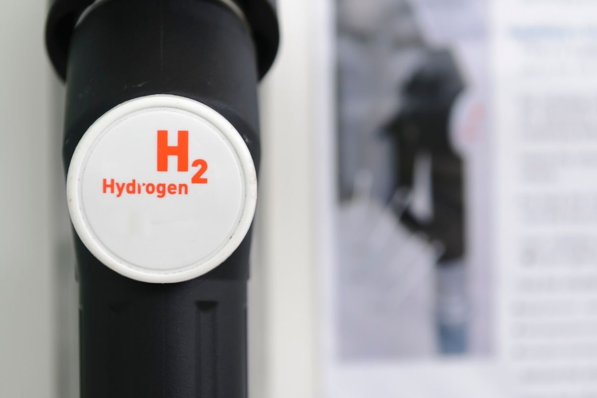 ZeroAvia partners with hydrogen fuel company ZEV Station - H2 News