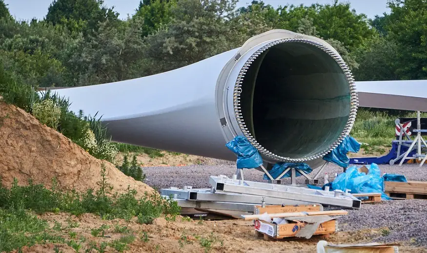 MidAmerican Energy cuts the power in Iowa after wind turbine blades fall