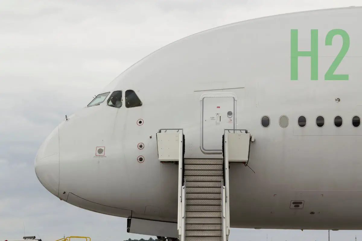 Airbus announces hydrogen fuel cell plane - H2 News