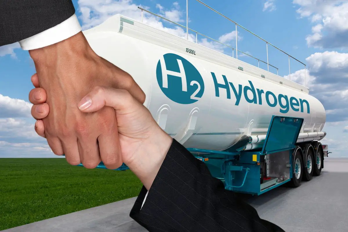 Daimler Truck and INEOS Inovyn collab on heavy duty liquid hydrogen truck - H2 News